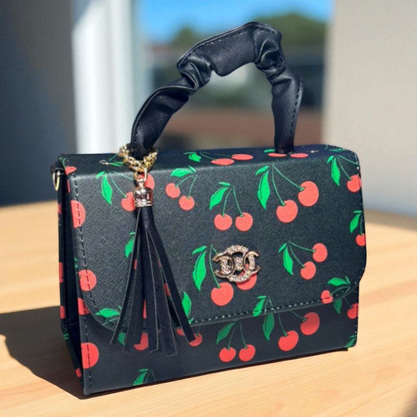 Bolsa Crossbody JAZMIN Blanca con Estampado de Cerezas y Asa Roja con Tassel – Mini Tote Juvenil de Moda