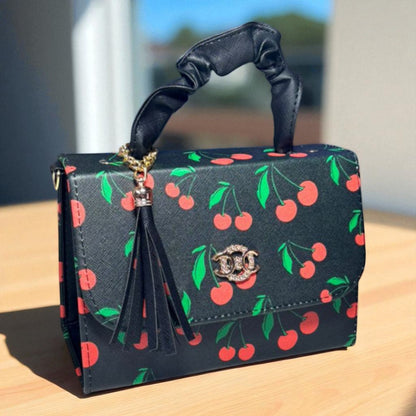 Bolsa Crossbody JAZMIN Blanca con Estampado de Cerezas y Asa Roja con Tassel – Mini Tote Juvenil de Moda