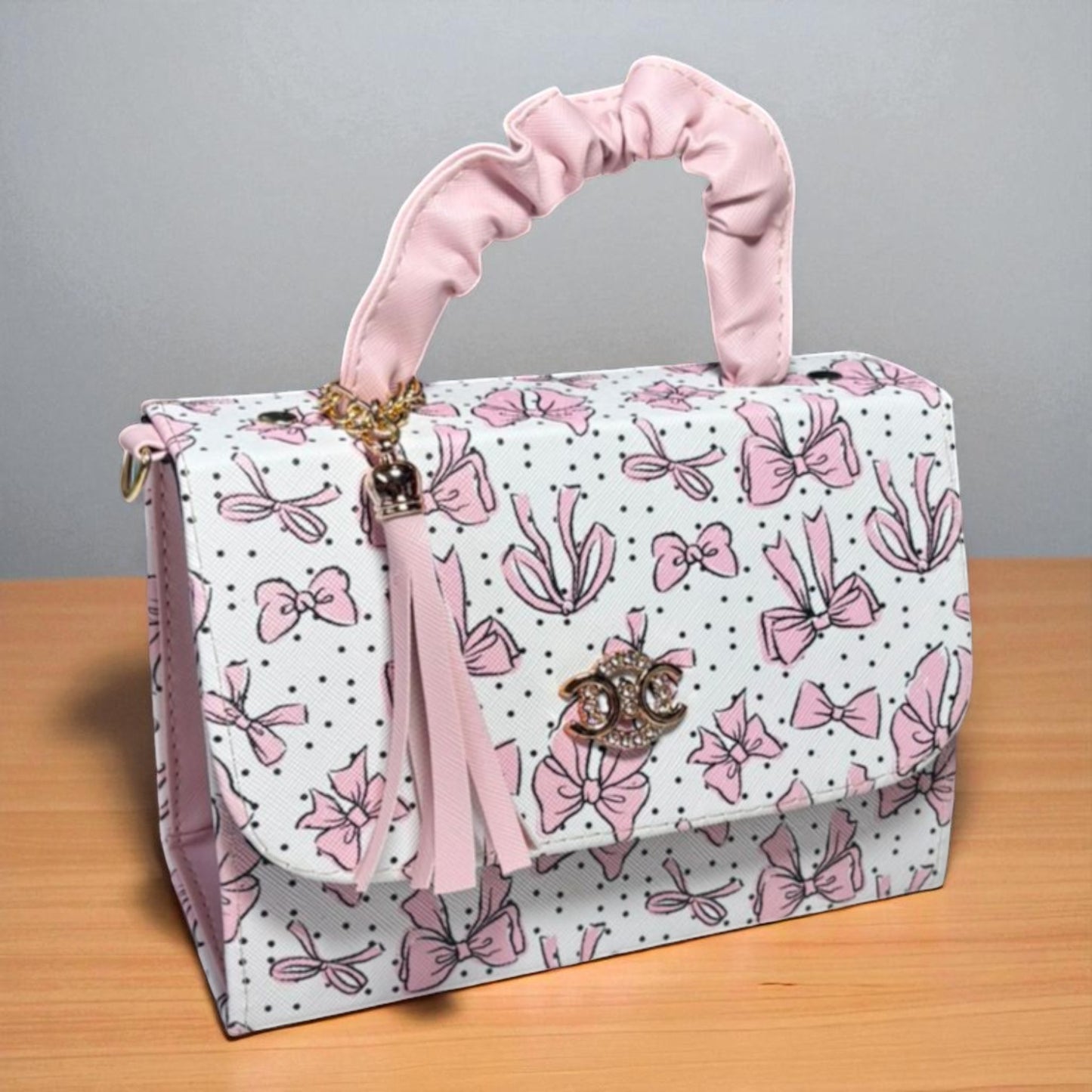 Bolsa Crossbody JAZMIN Blanca con Estampado de Cerezas y Asa Roja con Tassel – Mini Tote Juvenil de Moda