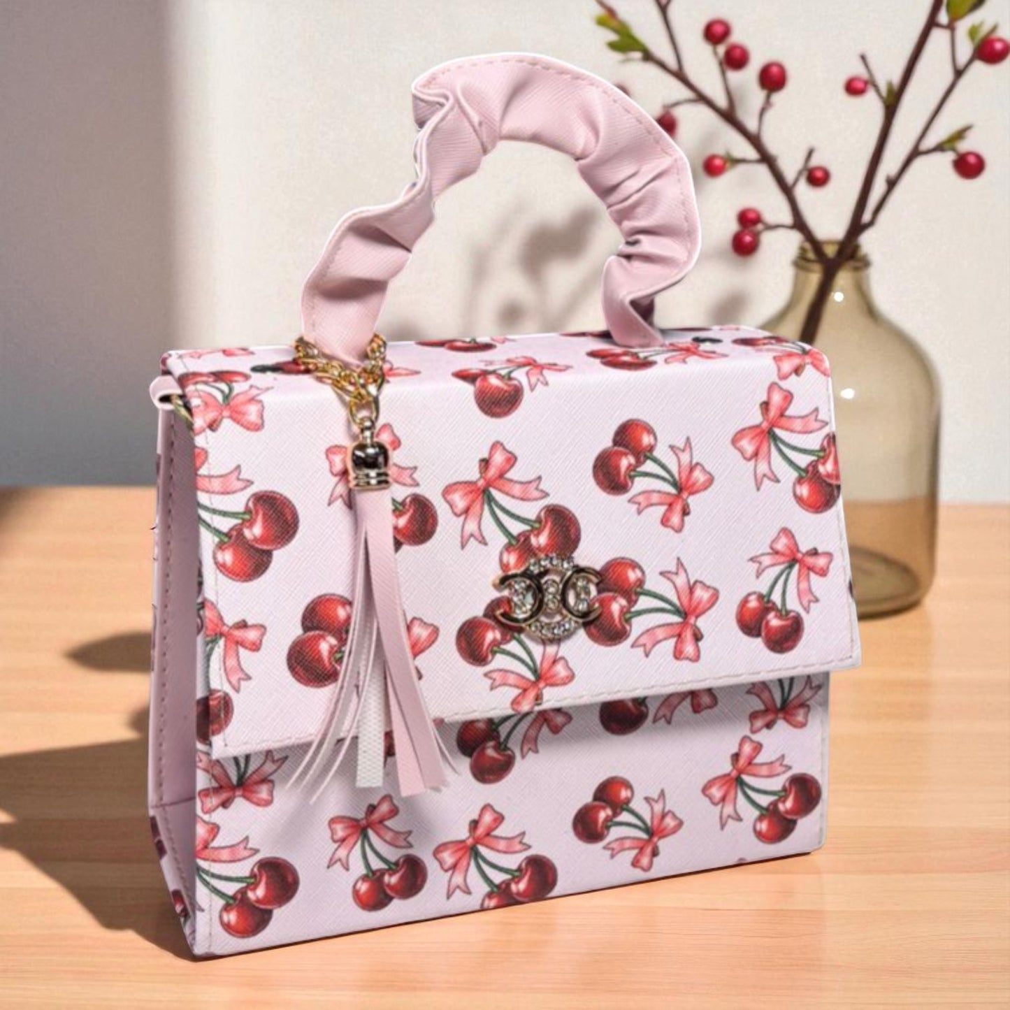 Bolsa Crossbody JAZMIN Blanca con Estampado de Cerezas y Asa Roja con Tassel – Mini Tote Juvenil de Moda