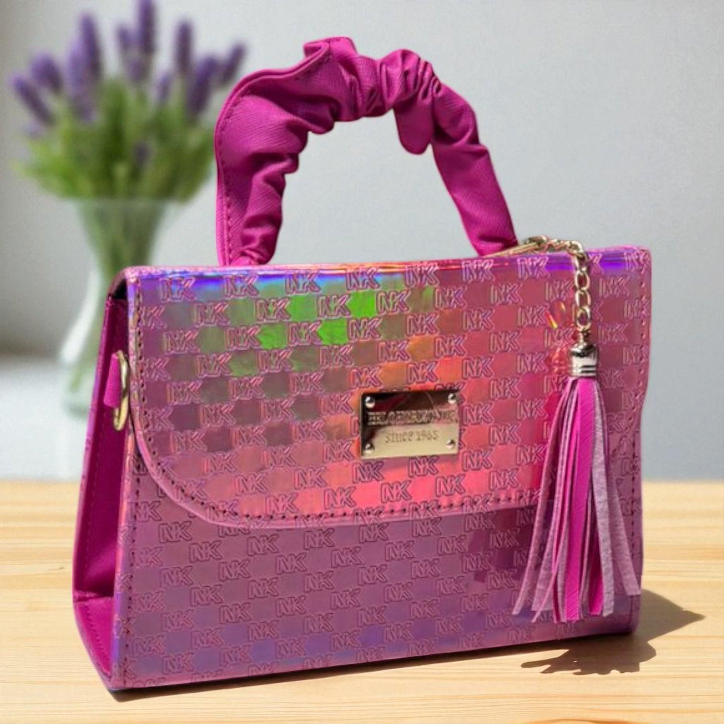 Bolsa JOSEFINA Crossbody Holográfica con Asa Lila y Tassel – Mini Tote Futurista de Moda