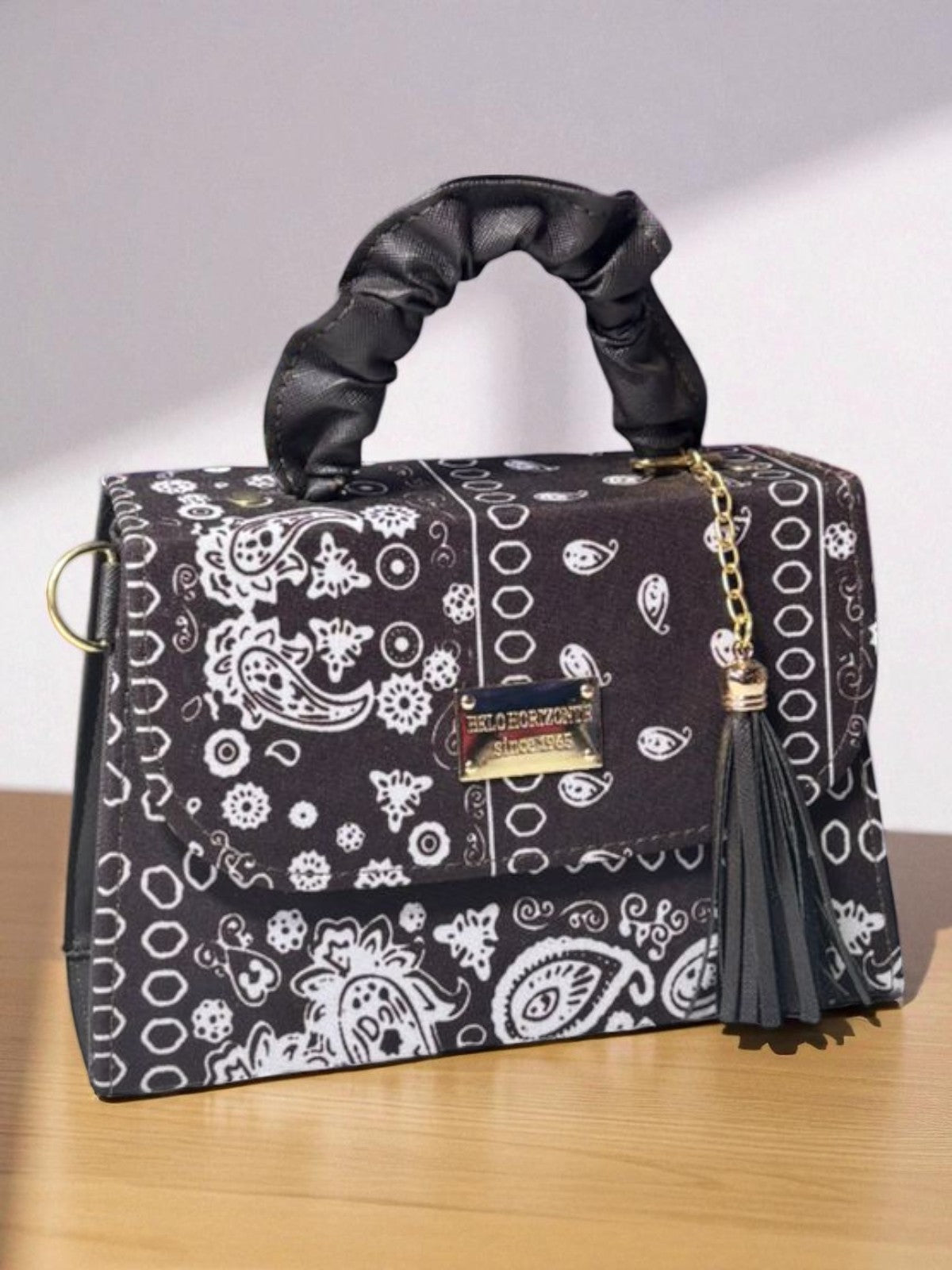 Bolsa JOSEFINA Crossbody Holográfica con Asa Lila y Tassel – Mini Tote Futurista de Moda