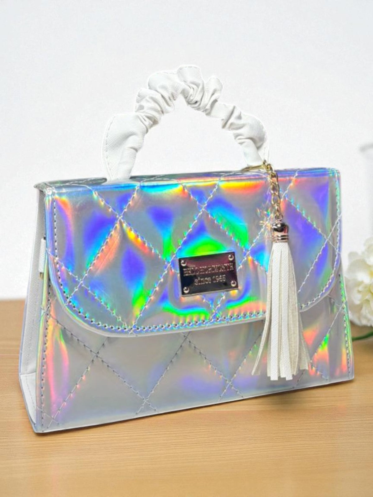 Bolsa JOSEFINA Crossbody Holográfica con Asa Lila y Tassel – Mini Tote Futurista de Moda