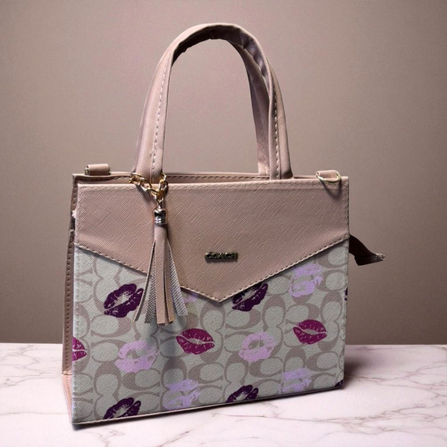 Bolsa KARLY Mediana Estilo  con Asa de Mano y Borla – Elegancia y Versatilidad para Toda Ocasión