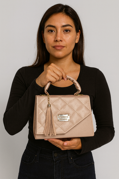 Bolsa LETICIA Crossbody Nude Acolchada con Tassel – Mini Tote Elegante y Versátil de Moda