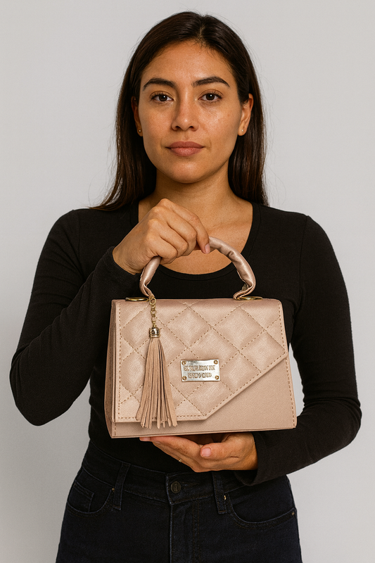 Bolsa LETICIA Crossbody Nude Acolchada con Tassel – Mini Tote Elegante y Versátil de Moda