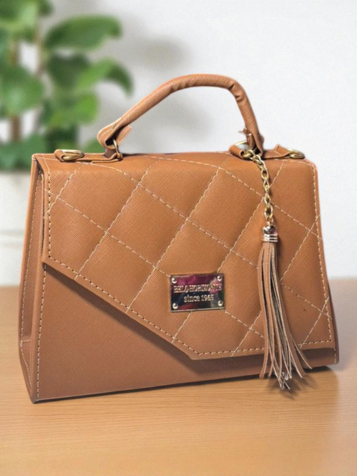 Bolsa LETICIA Crossbody Nude Acolchada con Tassel – Mini Tote Elegante y Versátil de Moda
