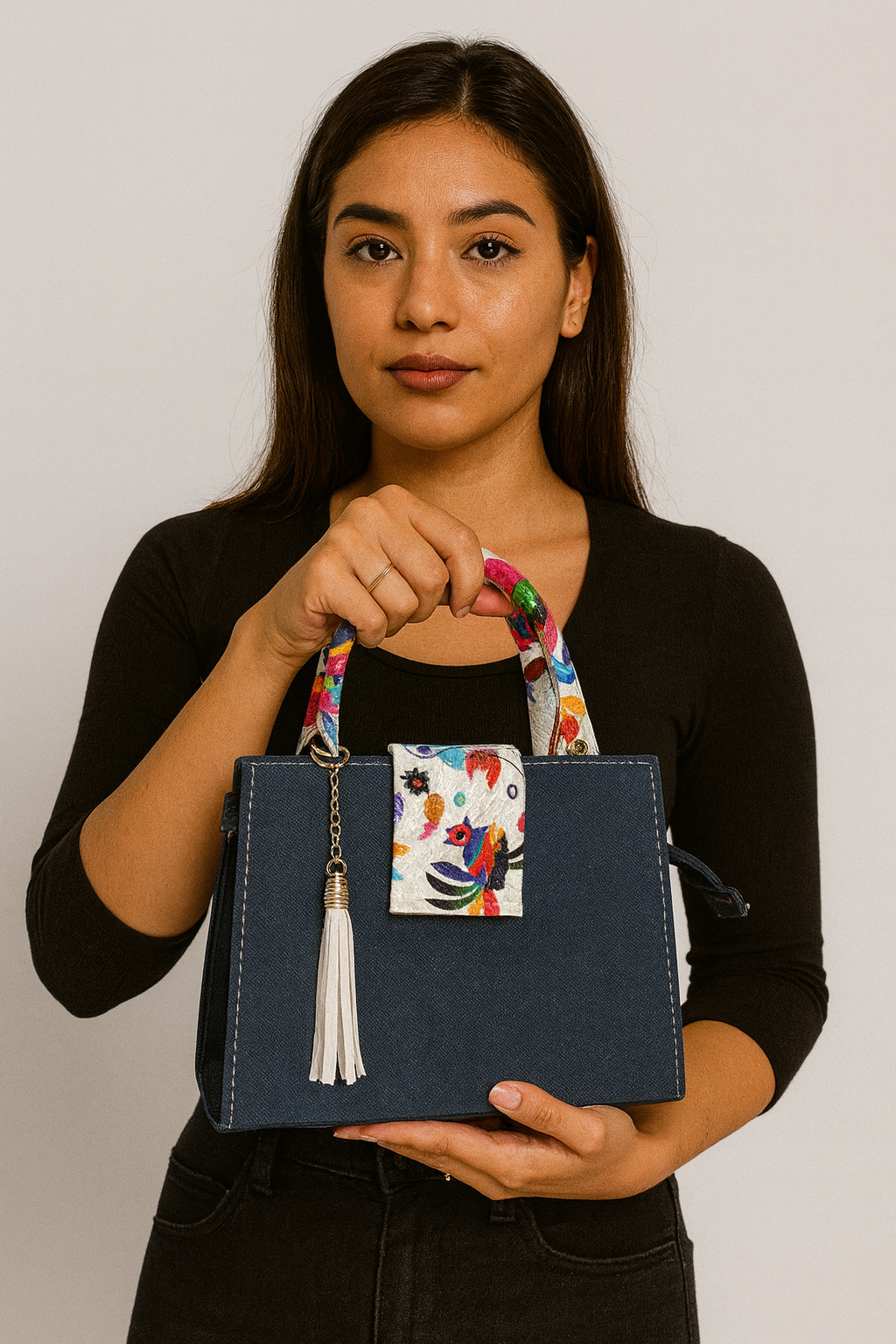 Bolsa MAGDOLIA Crossbody de Mezclilla con Asa Artesanal Bordada y Tassel – Estilo Único y Moderno