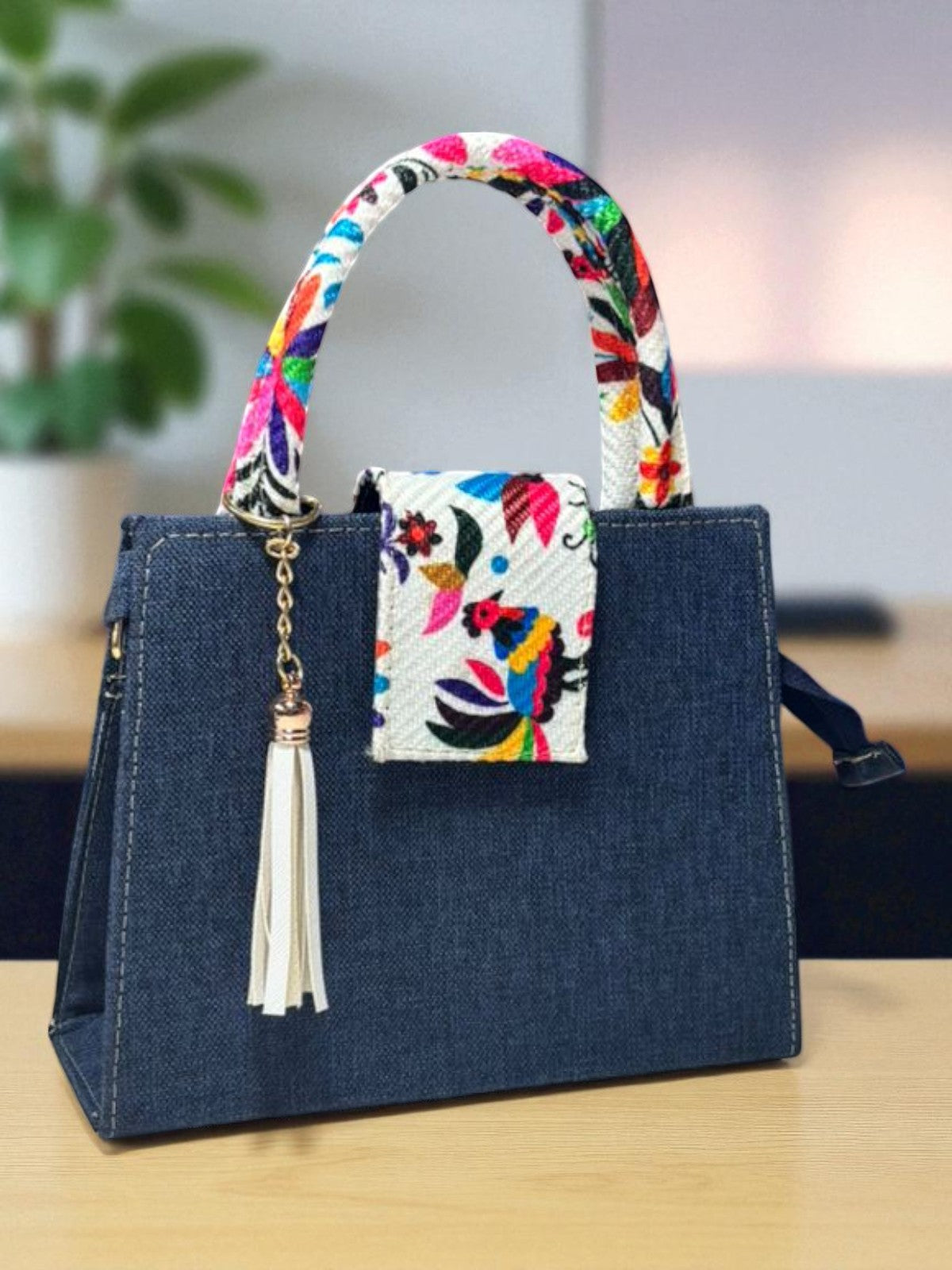 Bolsa MAGDOLIA Crossbody de Mezclilla con Asa Artesanal Bordada y Tassel – Estilo Único y Moderno