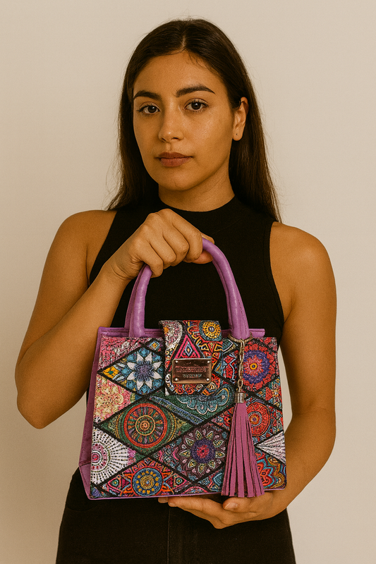 Bolsa MARICRUZ Crossbody Lila con Estampado Mandala Multicolor y Tassel – Mini Tote Artesanal de Moda