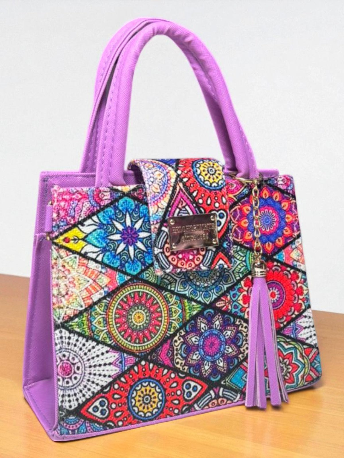 Bolsa MARICRUZ Crossbody Lila con Estampado Mandala Multicolor y Tassel – Mini Tote Artesanal de Moda
