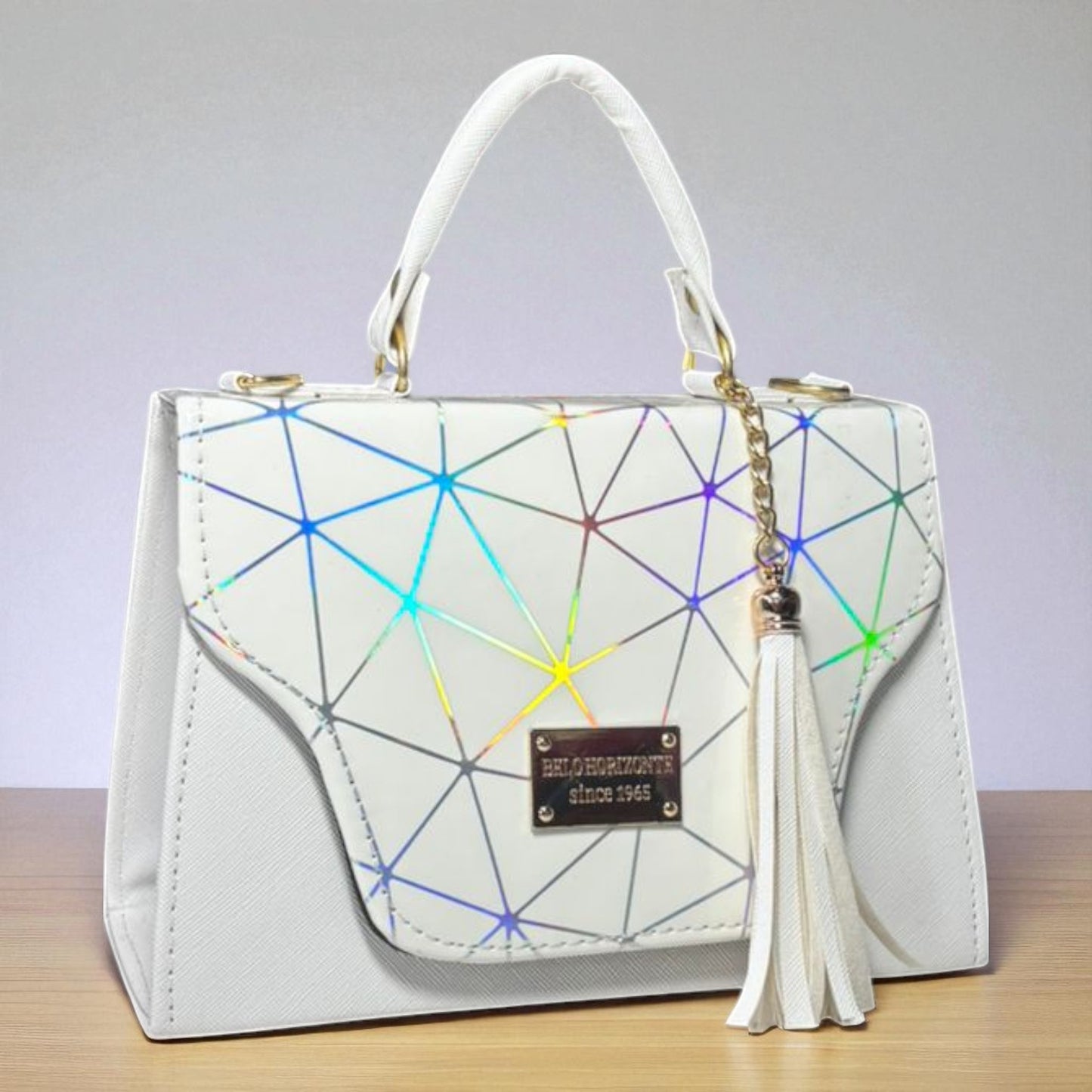 Bolsa NORMA Crossbody Negra Holográfica Geométrica con Borla – Juvenil, Moderna y Elegante, Ideal para Revender y Ganar el Triple