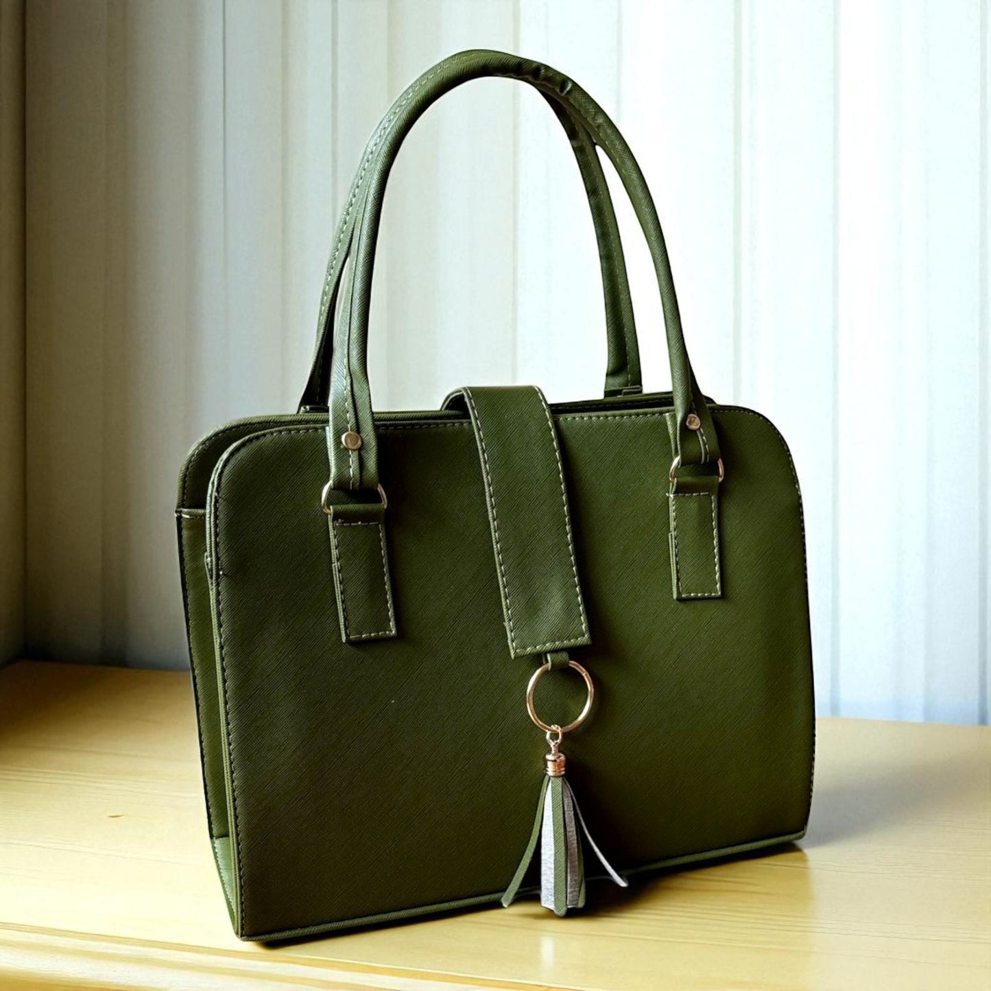 Bolsa de dama MONSERRATH roja elegante con tassel moderno, ideal para oficina