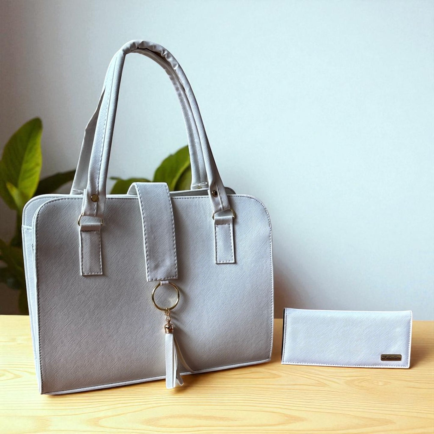 Bolsa de dama MONSERRATH roja elegante con tassel moderno, ideal para oficina