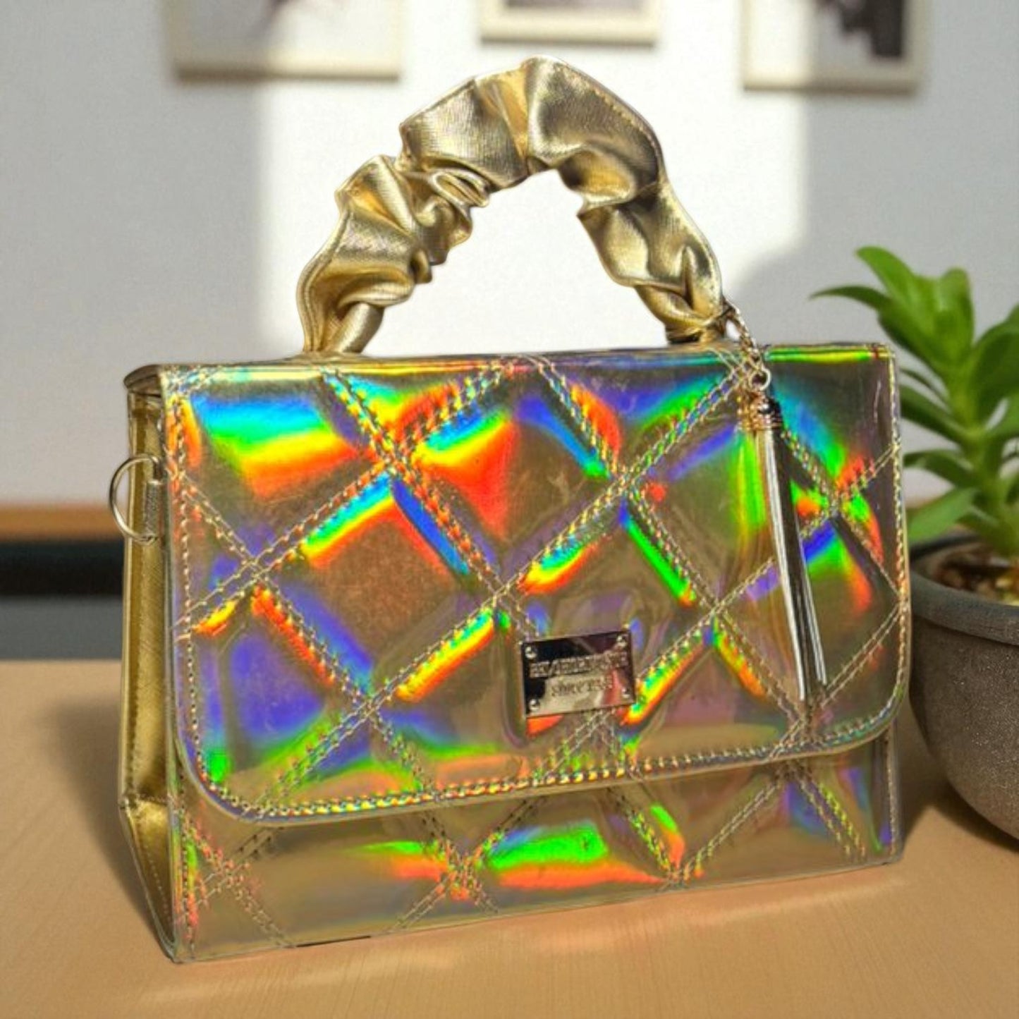 Bolsa holográfica de dama SANDY elegante con asa fruncida y diseño moderno