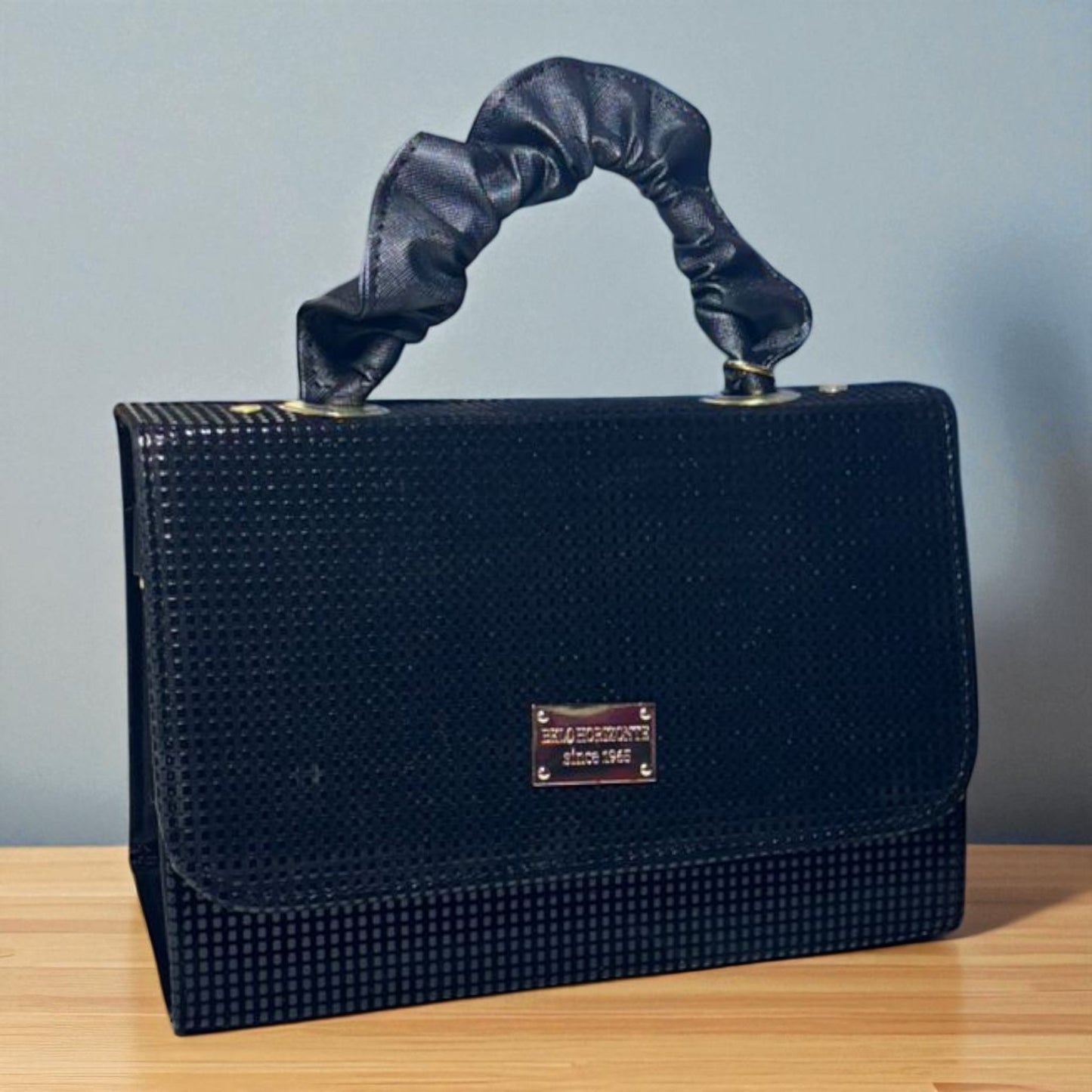 Bolsa holográfica de dama SANDY elegante con asa fruncida y diseño moderno