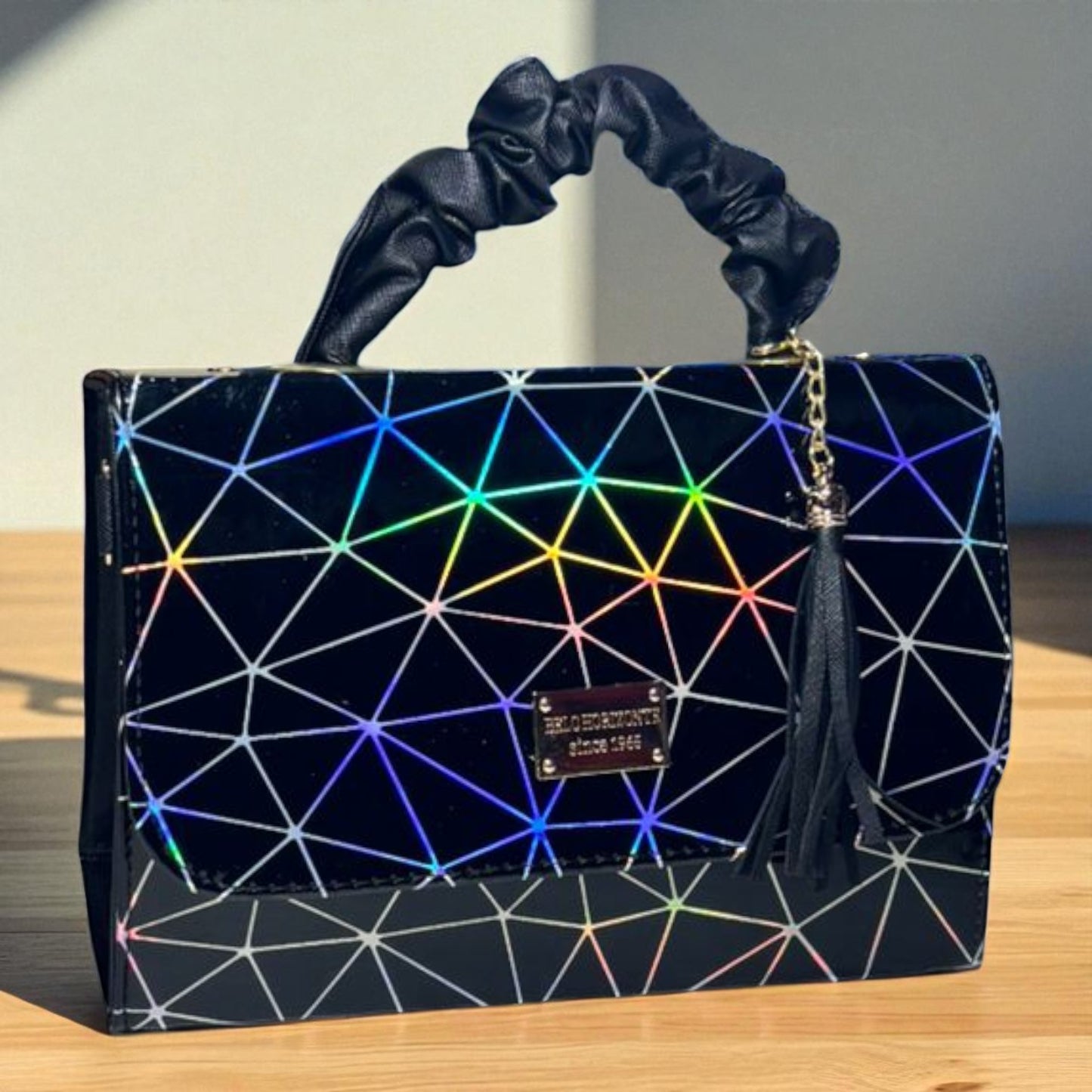 Bolsa holográfica de dama SANDY elegante con asa fruncida y diseño moderno