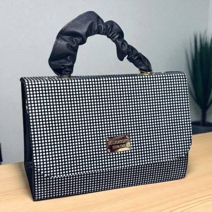 Bolsa holográfica de dama SANDY elegante con asa fruncida y diseño moderno