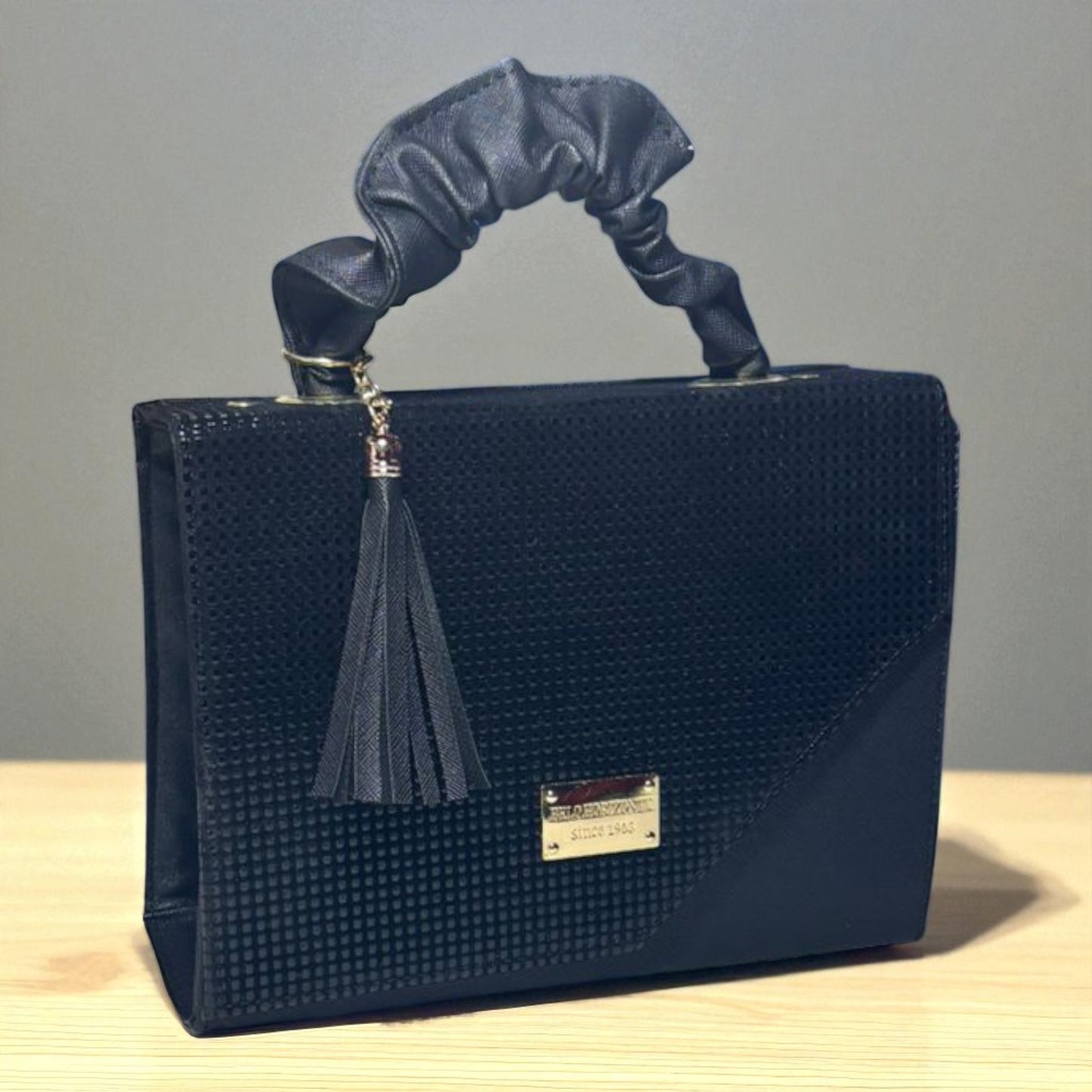 Bolsa holográfica geométrica blanca dama MIRIAM moderna elegante asa scrunchy con cierre