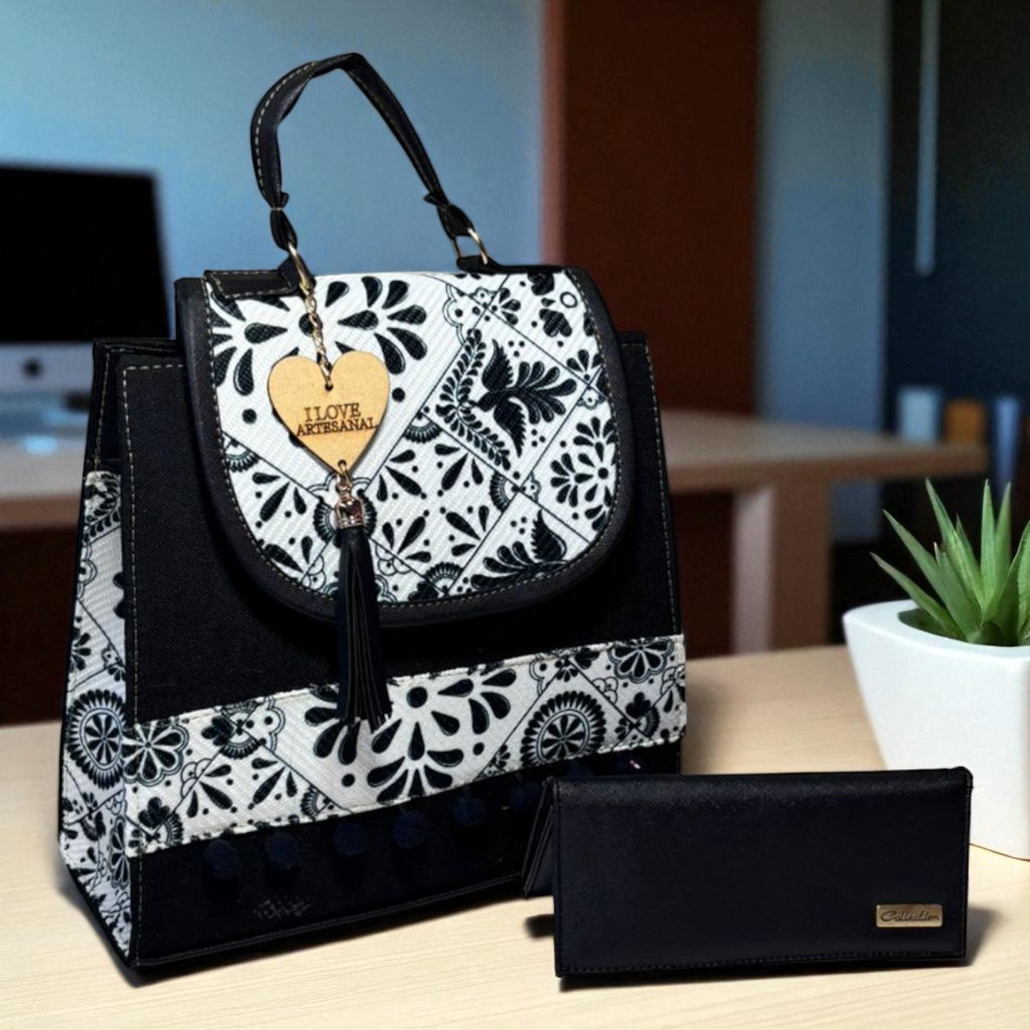 Bolsa mochila MAHANA  artesanal café con flores bordadas, elegante, colorida, grande, resistente y única