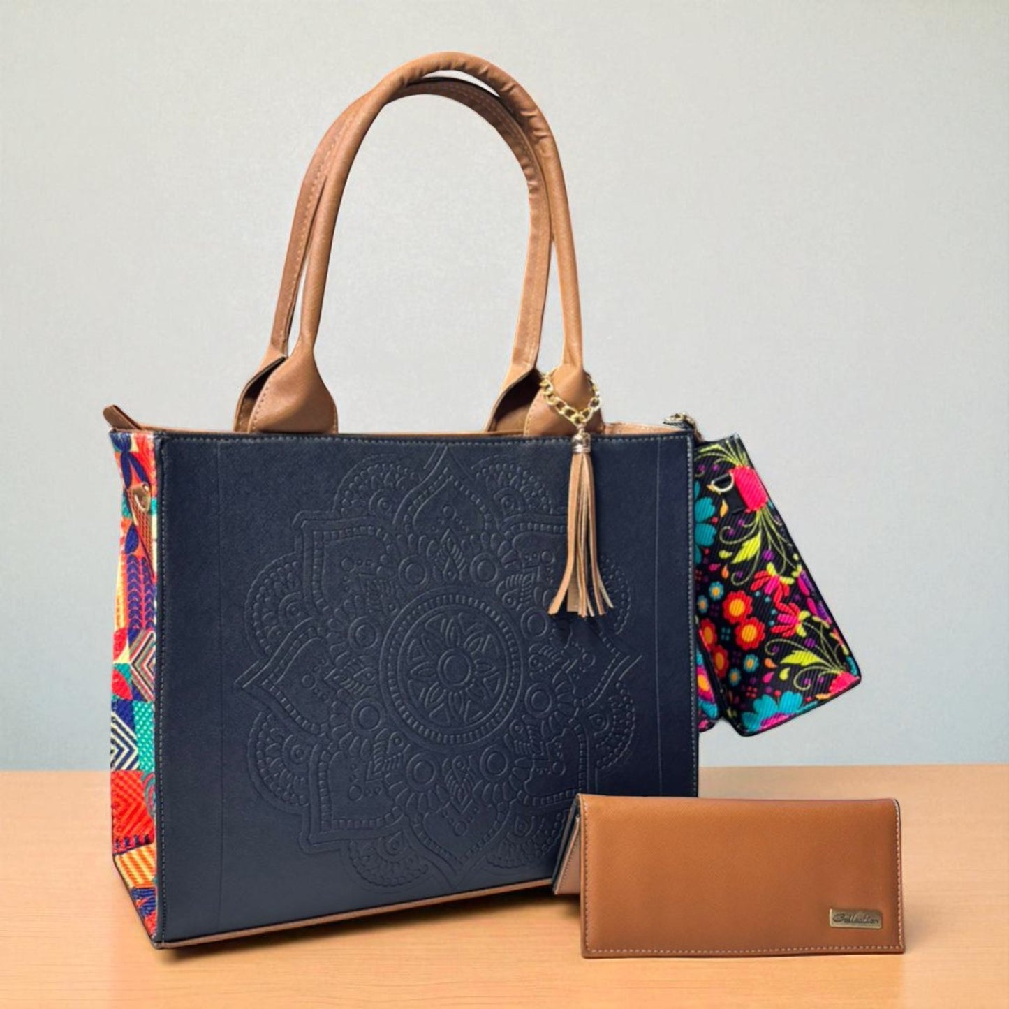 Bolsa artesanal AURORA morada y rosa con mandala grabado y cartera elegante