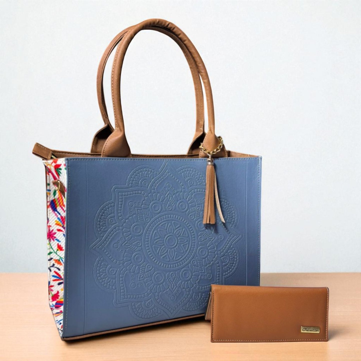 Bolsa artesanal AURORA morada y rosa con mandala grabado y cartera elegante