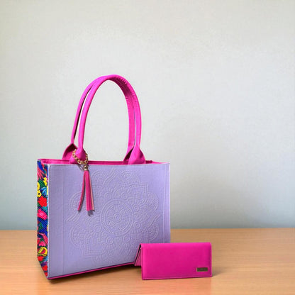 Bolsa artesanal AURORA morada y rosa con mandala grabado y cartera elegante