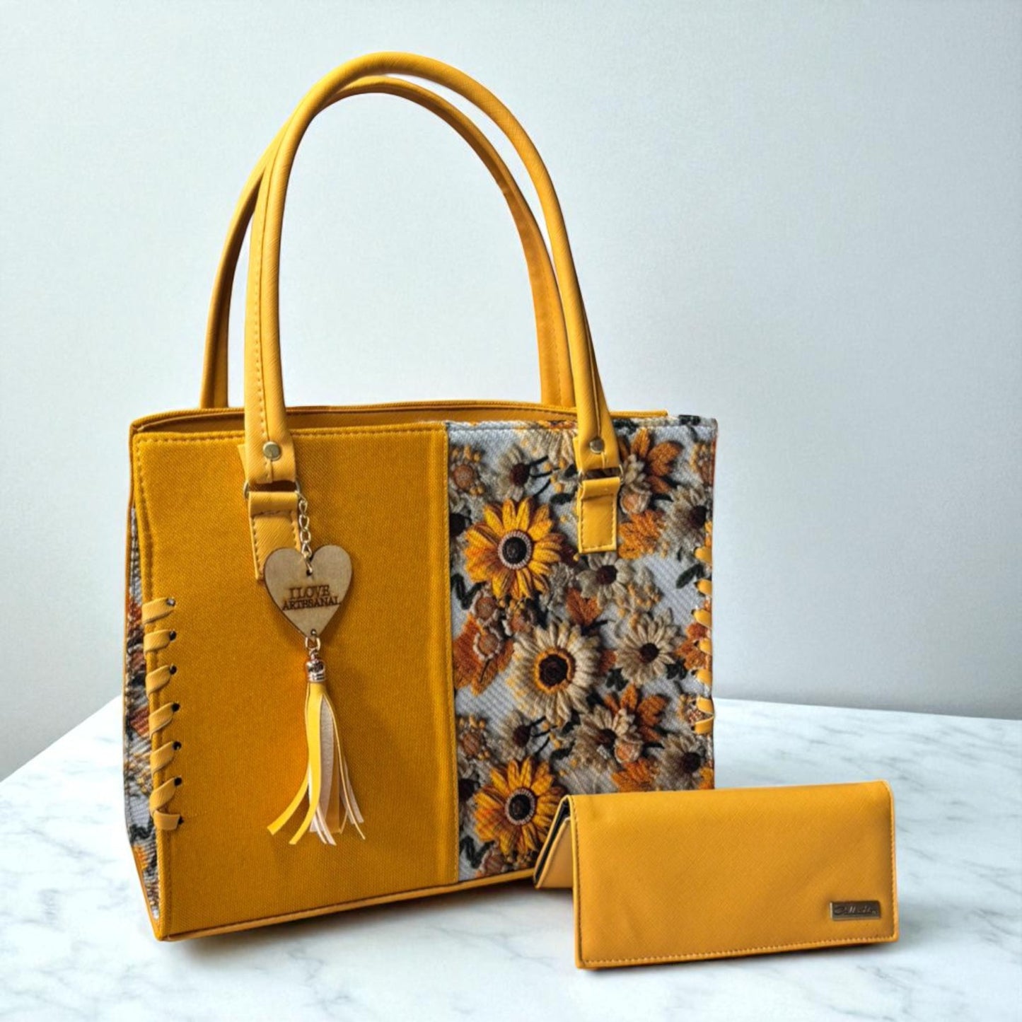 Bolsa artesanal CLAUDIA rosa con flores bordadas coloridas, moderna, elegante, resistente y espaciosa