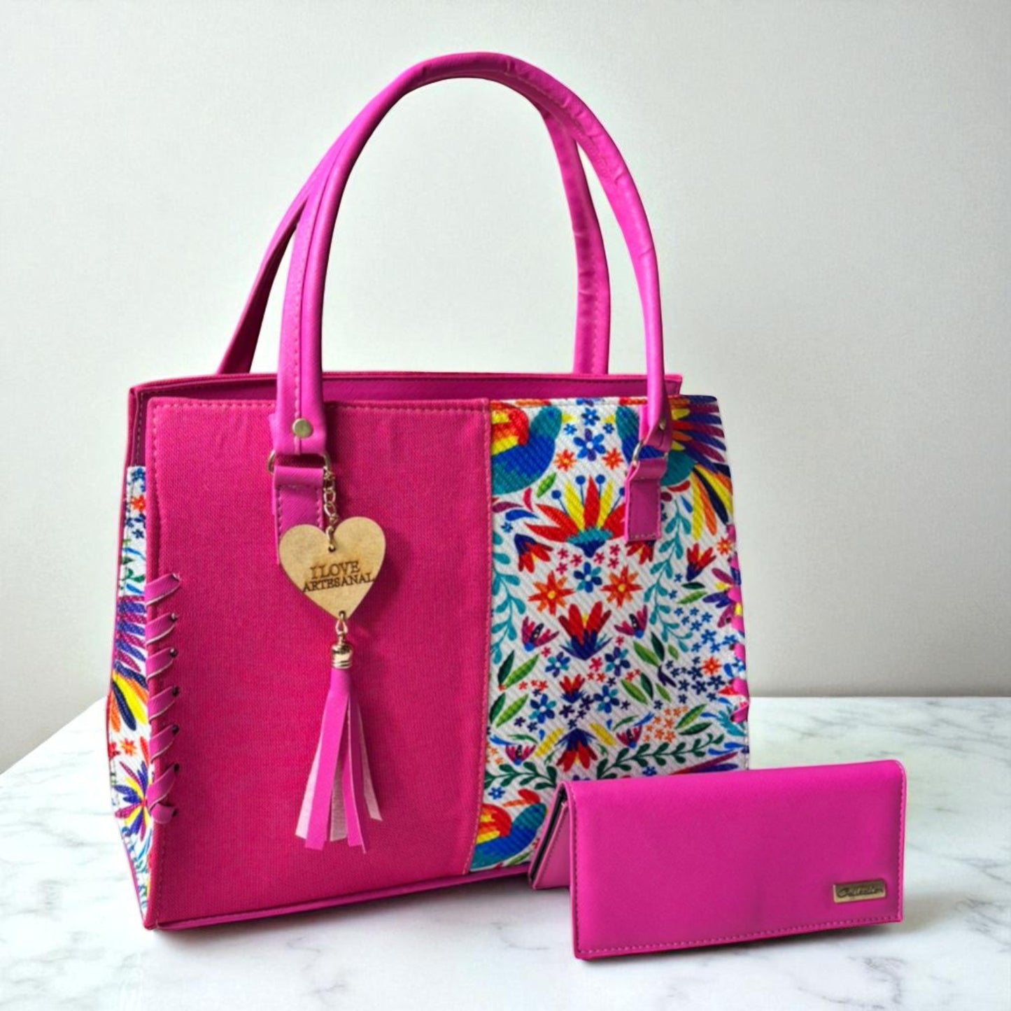Bolsa artesanal CLAUDIA rosa con flores bordadas coloridas, moderna, elegante, resistente y espaciosa
