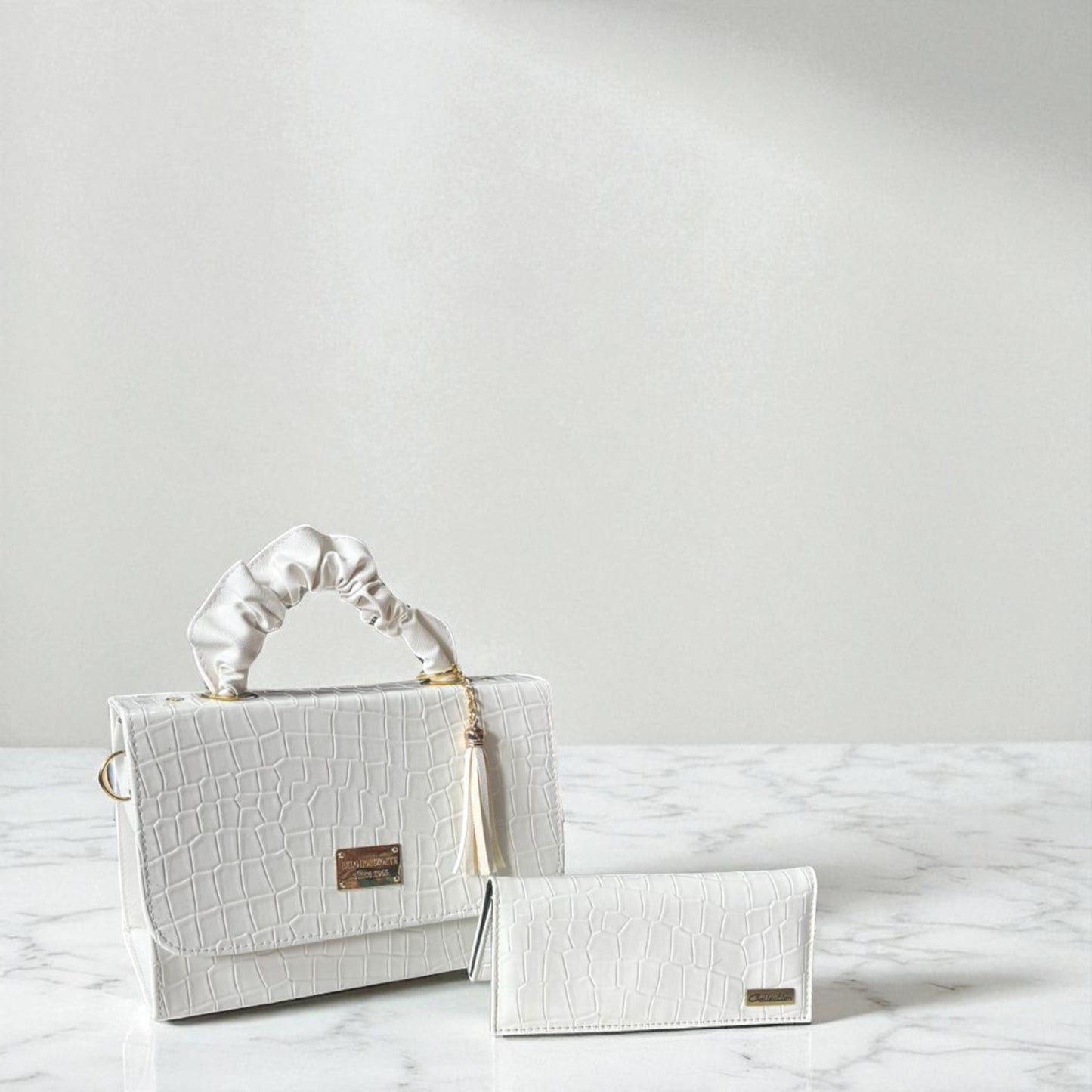 Bolsa holográfica de dama SANDY elegante con asa fruncida y diseño moderno