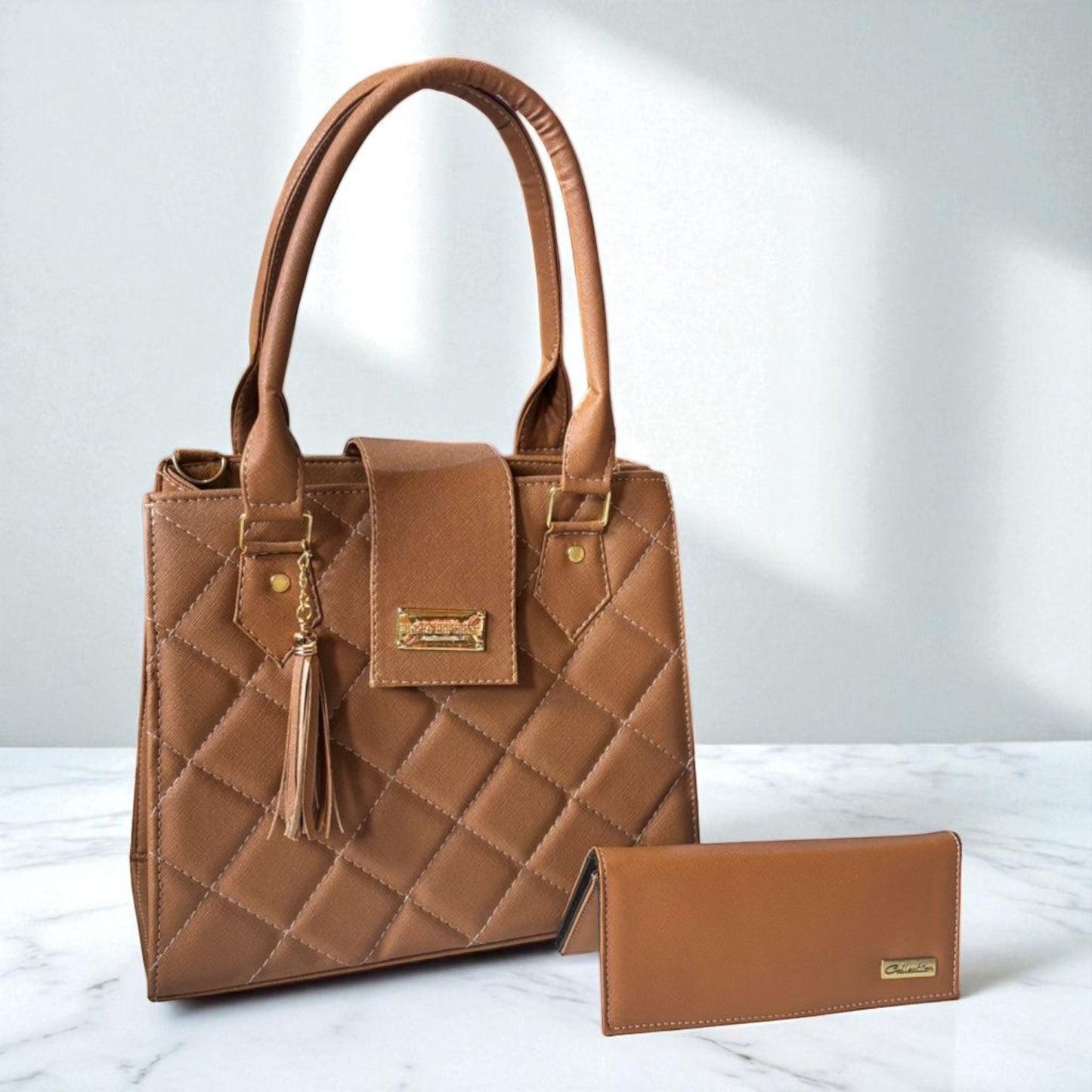 Bolsa dama LOURDES elegante color beige acolchada con cartera, moderna y sofisticada