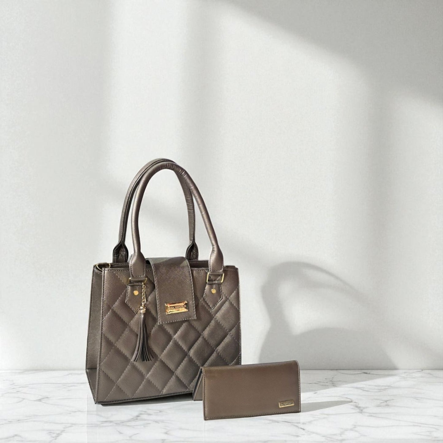 Bolsa dama LOURDES elegante color beige acolchada con cartera, moderna y sofisticada