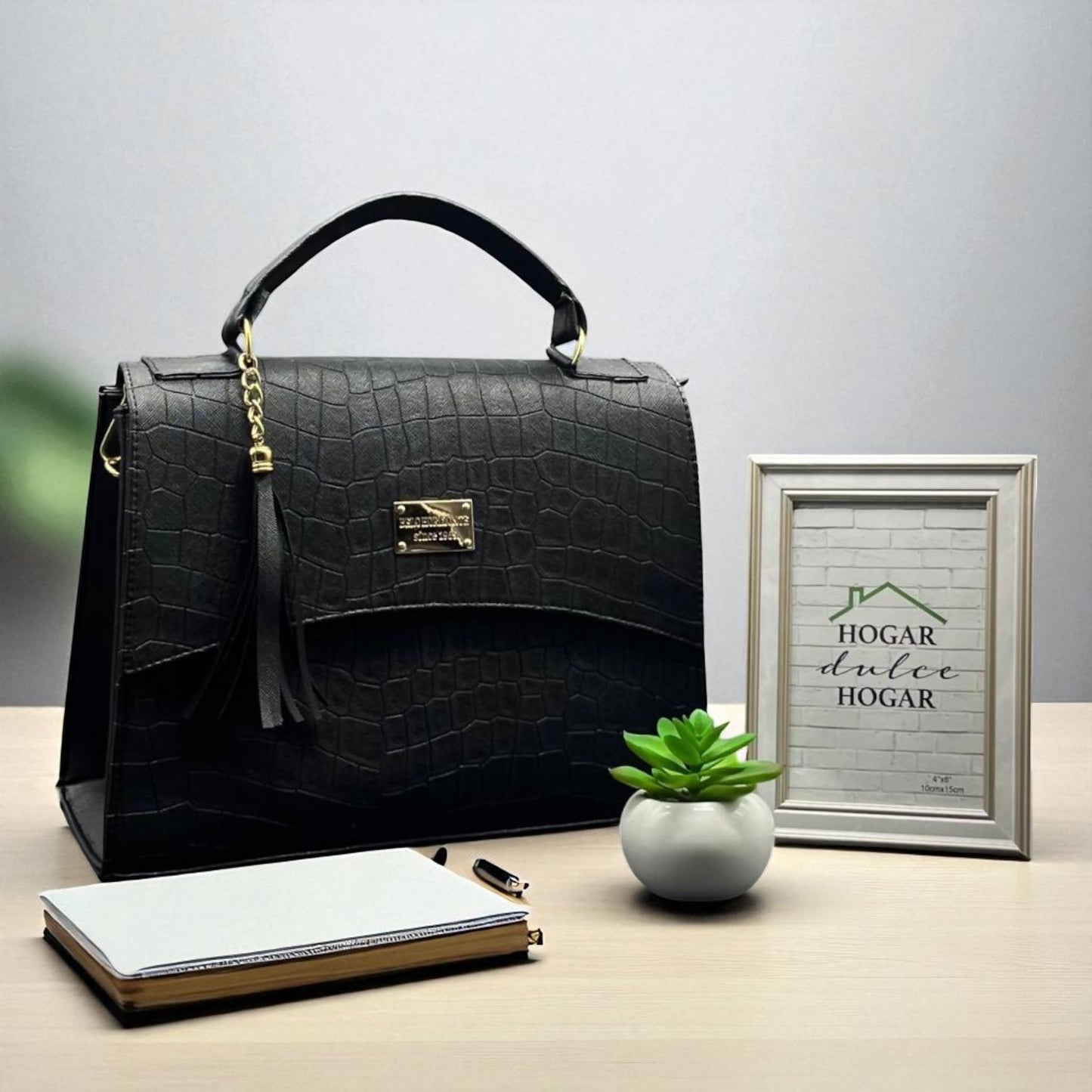 Bolsa TERESA femenina croco elegante color dorado, con tassel moderno y estilo sofisticado