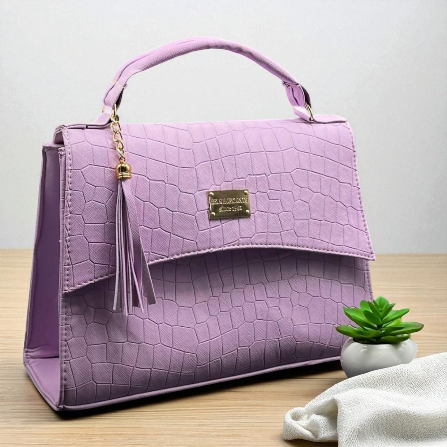 Bolsa TERESA femenina croco elegante color dorado, con tassel moderno y estilo sofisticado