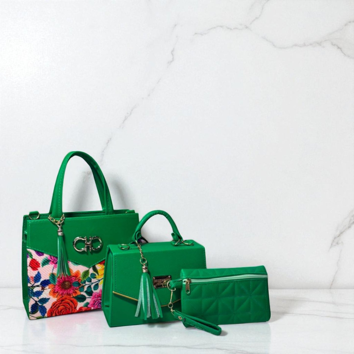 Trio de bolsas consta de Mediana , Mini y Cosmetiquera de material sintetico de alta calidad