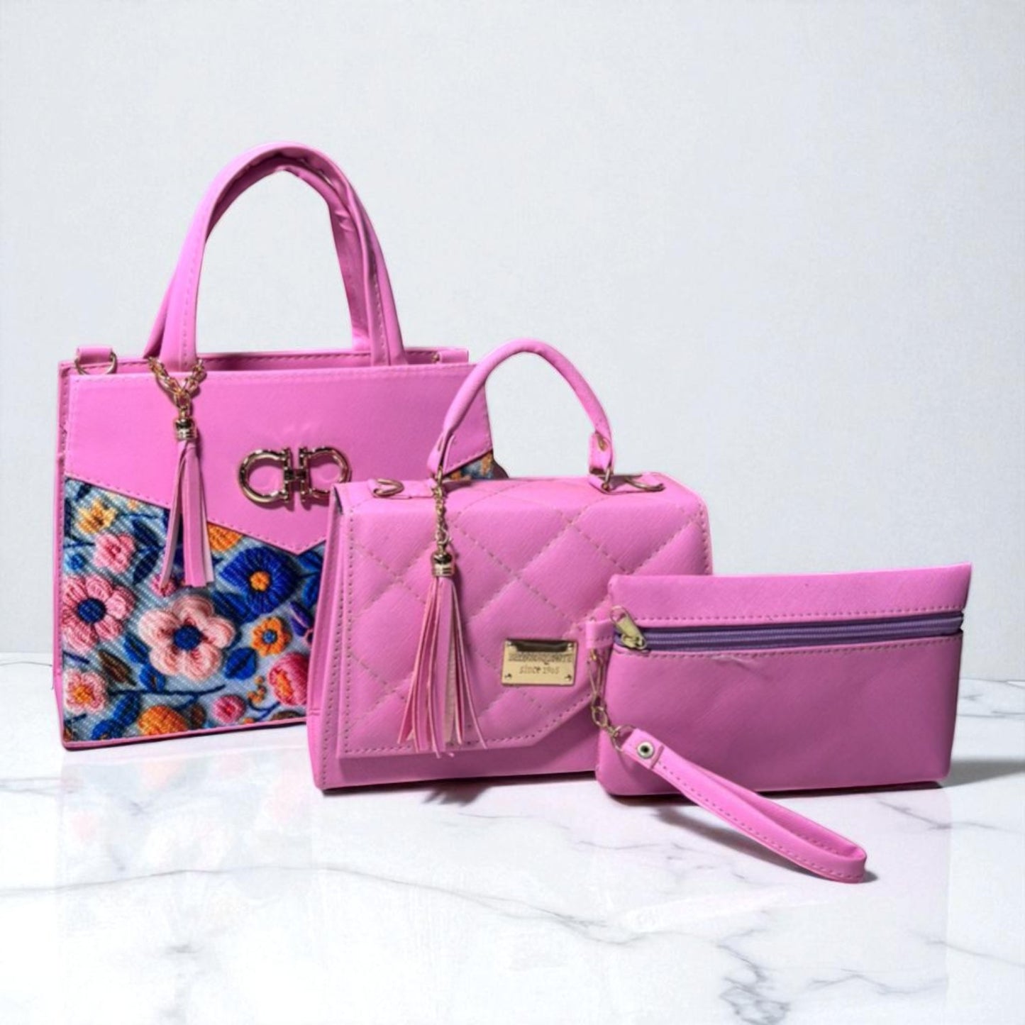 Trio de bolsas consta de Mediana , Mini y Cosmetiquera de material sintetico de alta calidad