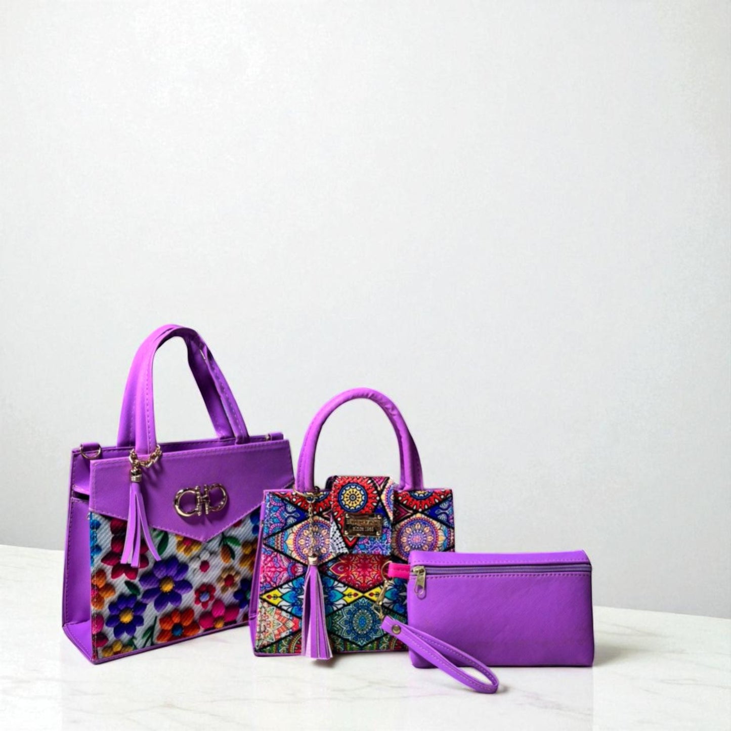 Trio de bolsas consta de Mediana , Mini y Cosmetiquera de material sintetico de alta calidad