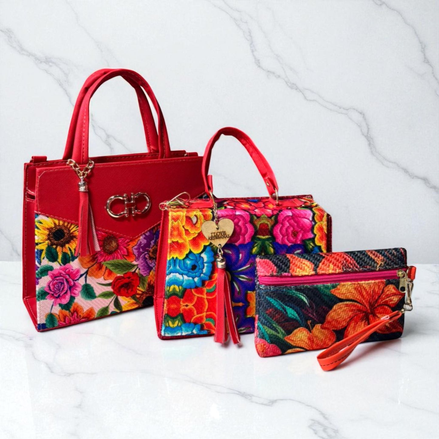 Trio de bolsas consta de Mediana , Mini y Cosmetiquera de material sintetico de alta calidad