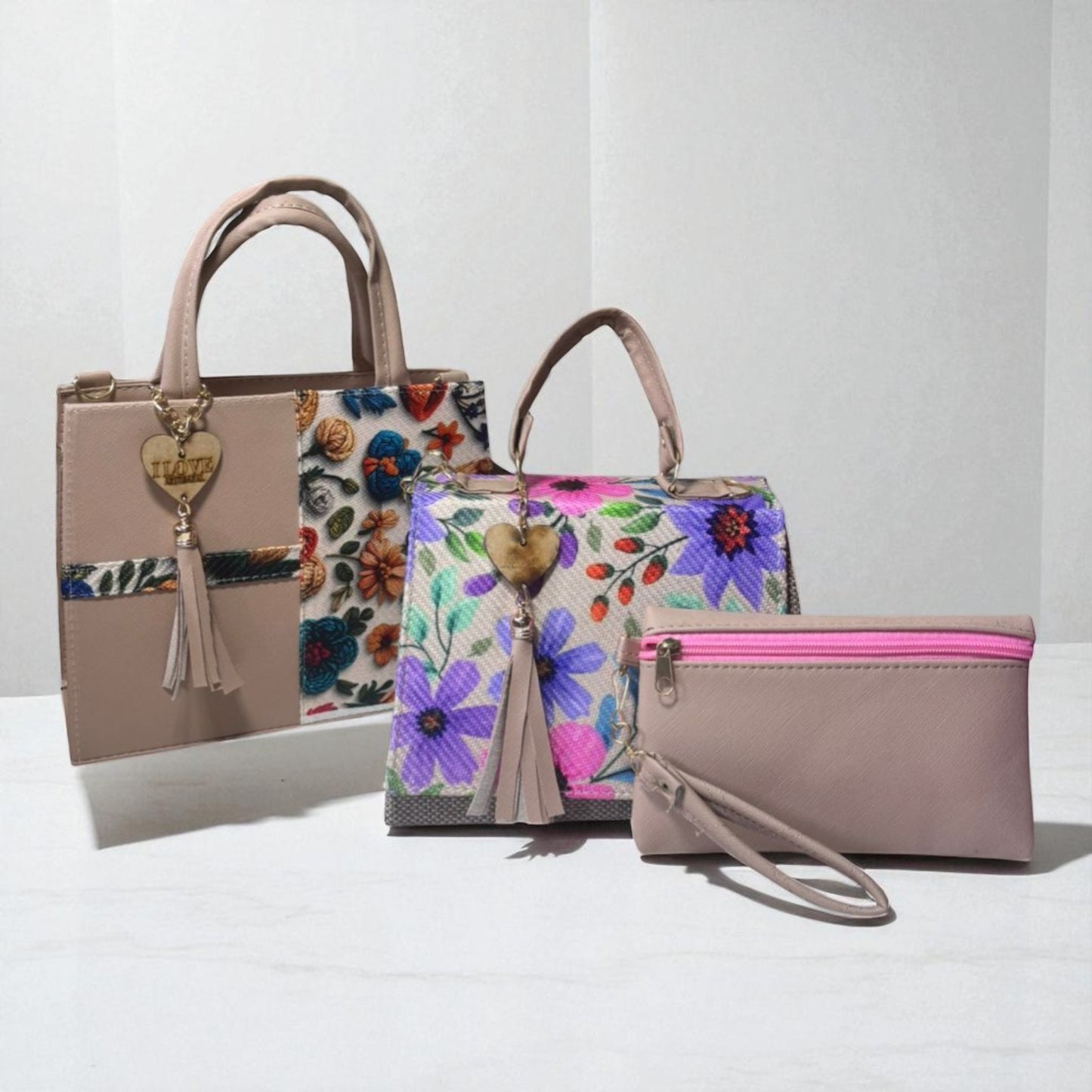 Trio de bolsas consta de Mediana , Mini y Cosmetiquera de material sintetico de alta calidad