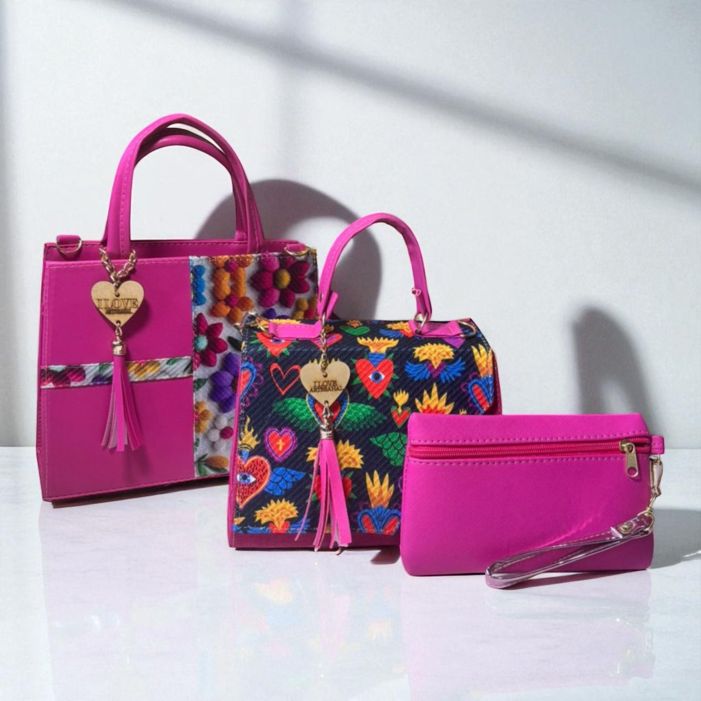 Trio de bolsas consta de Mediana , Mini y Cosmetiquera de material sintetico de alta calidad