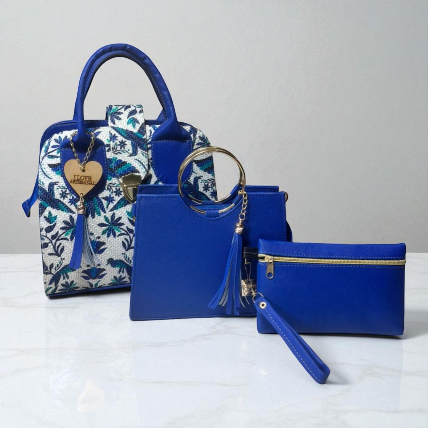 Trio de bolsas consta de Mediana , Mini y Cosmetiquera de material sintetico de alta calidad