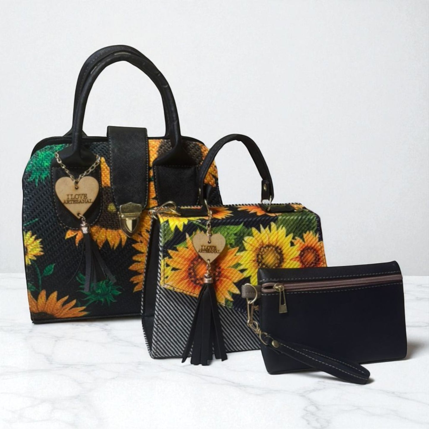 Trio de bolsas consta de Mediana , Mini y Cosmetiquera de material sintetico de alta calidad