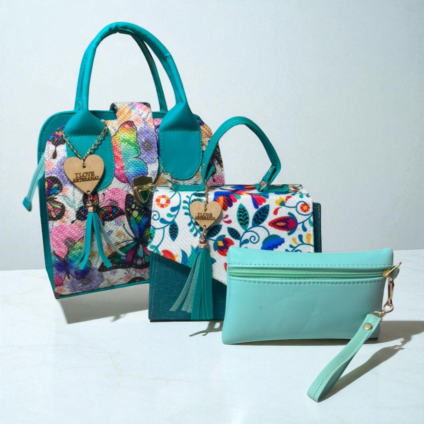 Trio de bolsas consta de Mediana , Mini y Cosmetiquera de material sintetico de alta calidad