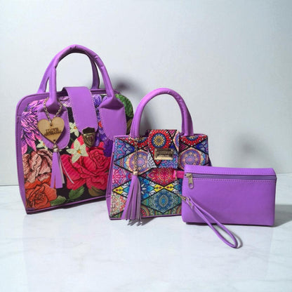 Trio de bolsas consta de Mediana , Mini y Cosmetiquera de material sintetico de alta calidad