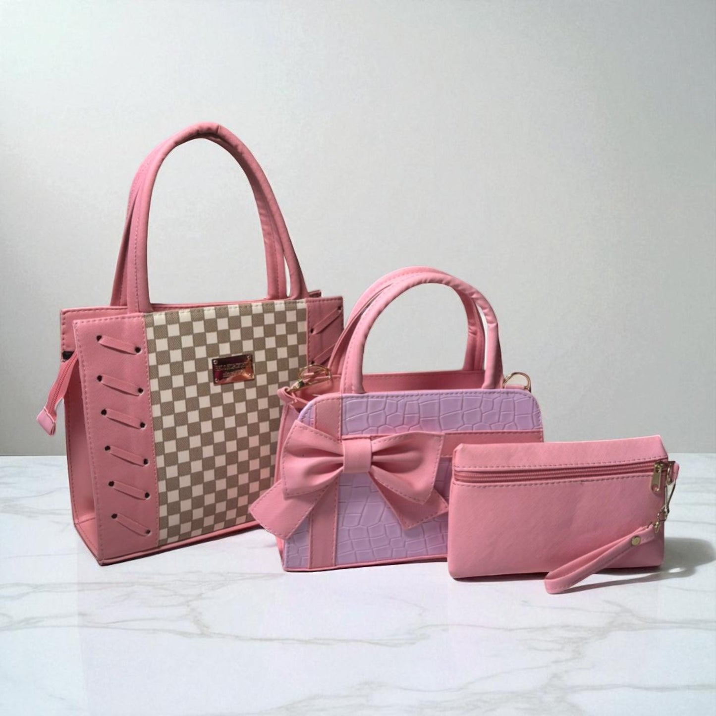 Trio de bolsas consta de Mediana , Mini y Cosmetiquera de material sintetico de alta calidad