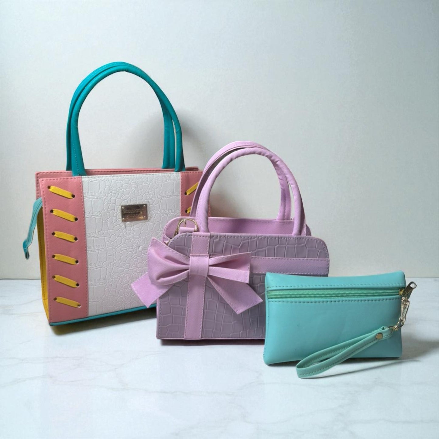 Trio de bolsas consta de Mediana , Mini y Cosmetiquera de material sintetico de alta calidad