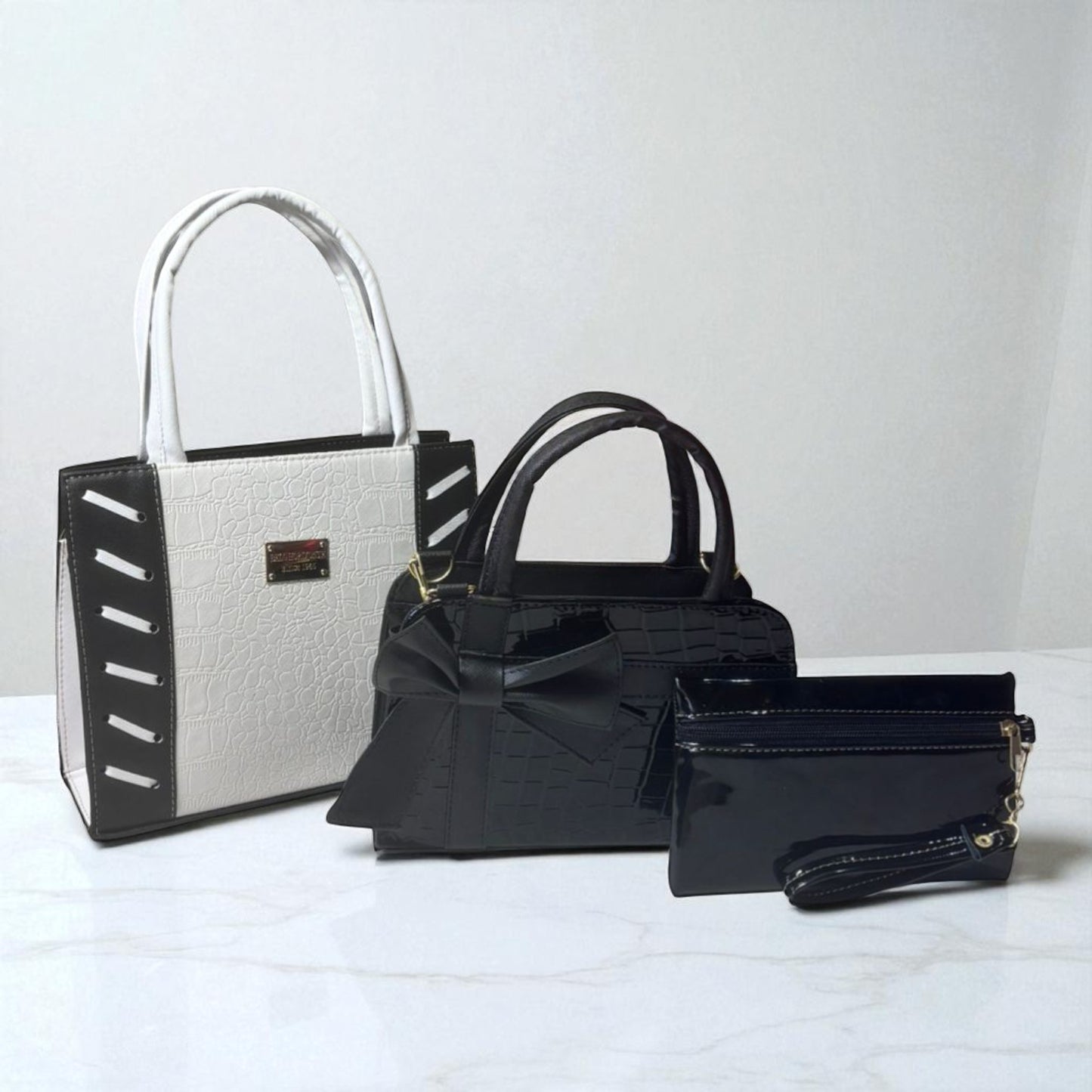 Trio de bolsas consta de Mediana , Mini y Cosmetiquera de material sintetico de alta calidad