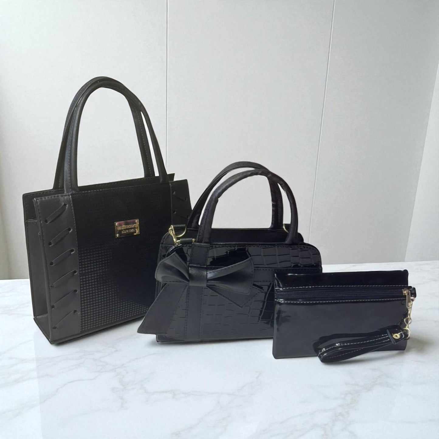 Trio de bolsas consta de Mediana , Mini y Cosmetiquera de material sintetico de alta calidad