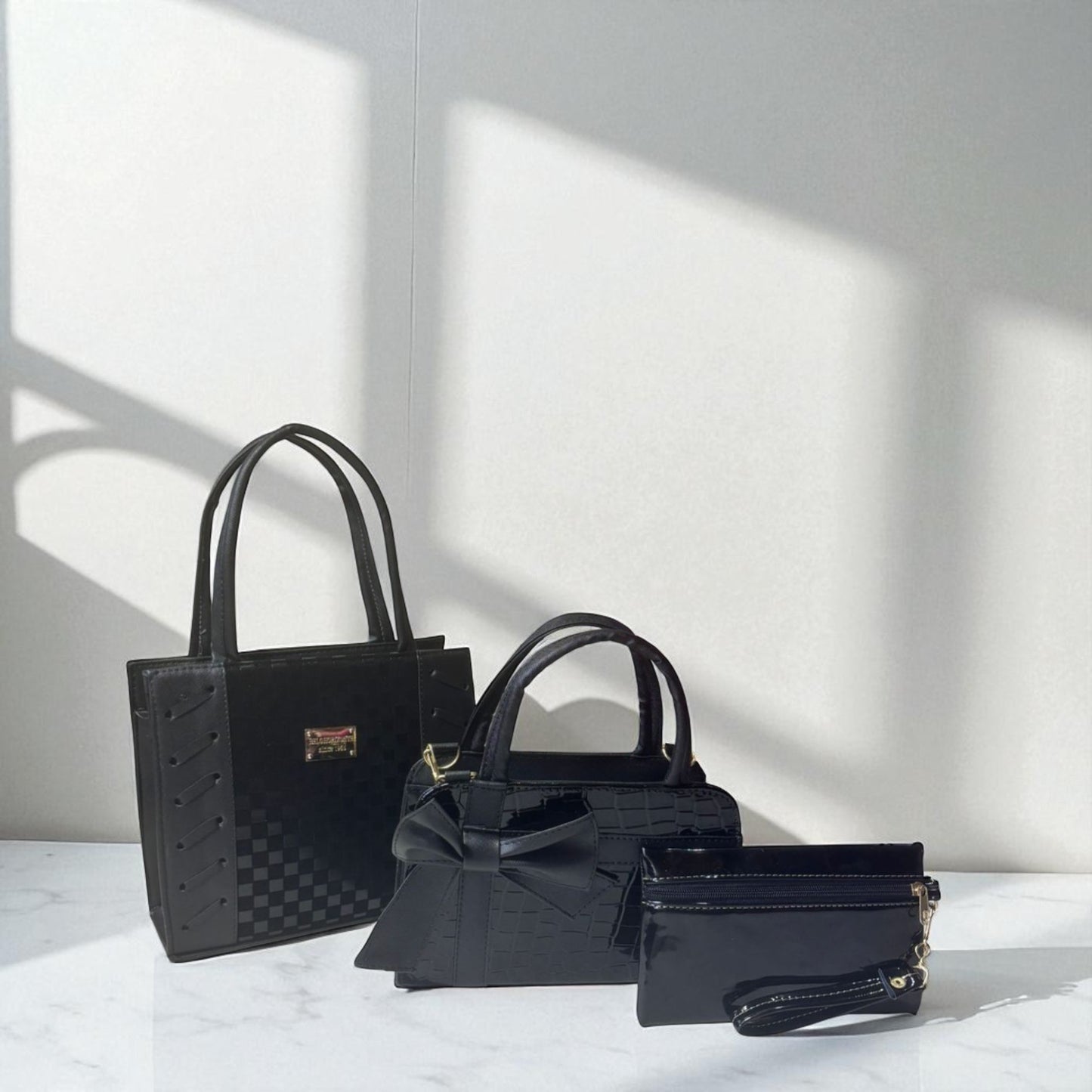 Trio de bolsas consta de Mediana , Mini y Cosmetiquera de material sintetico de alta calidad