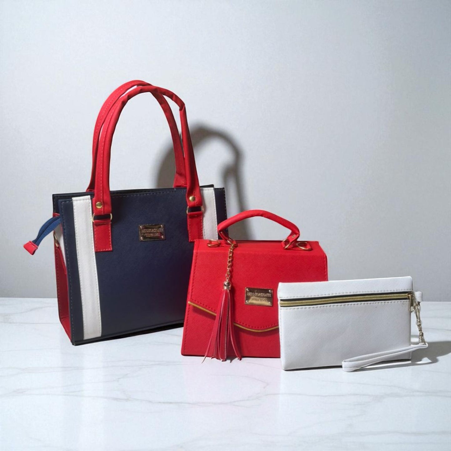 Trio de bolsas consta de Mediana , Mini y Cosmetiquera de material sintetico de alta calidad